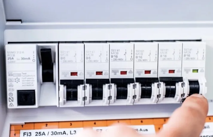 Rij installatieautomaten en een aardlekschakelaar van 30 milliampere in een groepenkast