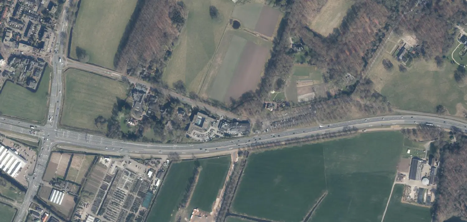 Luchtfoto van De Bilt, de kern met de bosrand, werkgebied van Brouwers Elektrotechniek