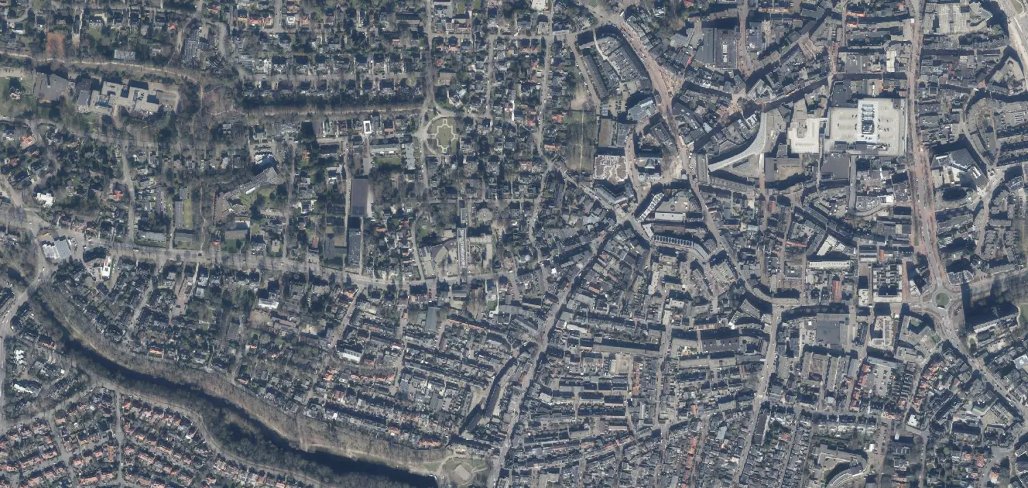 Luchtfoto van Hilversum, het centrum met de omliggende villawijken, werkgebied van Brouwers Elektrotechniek
