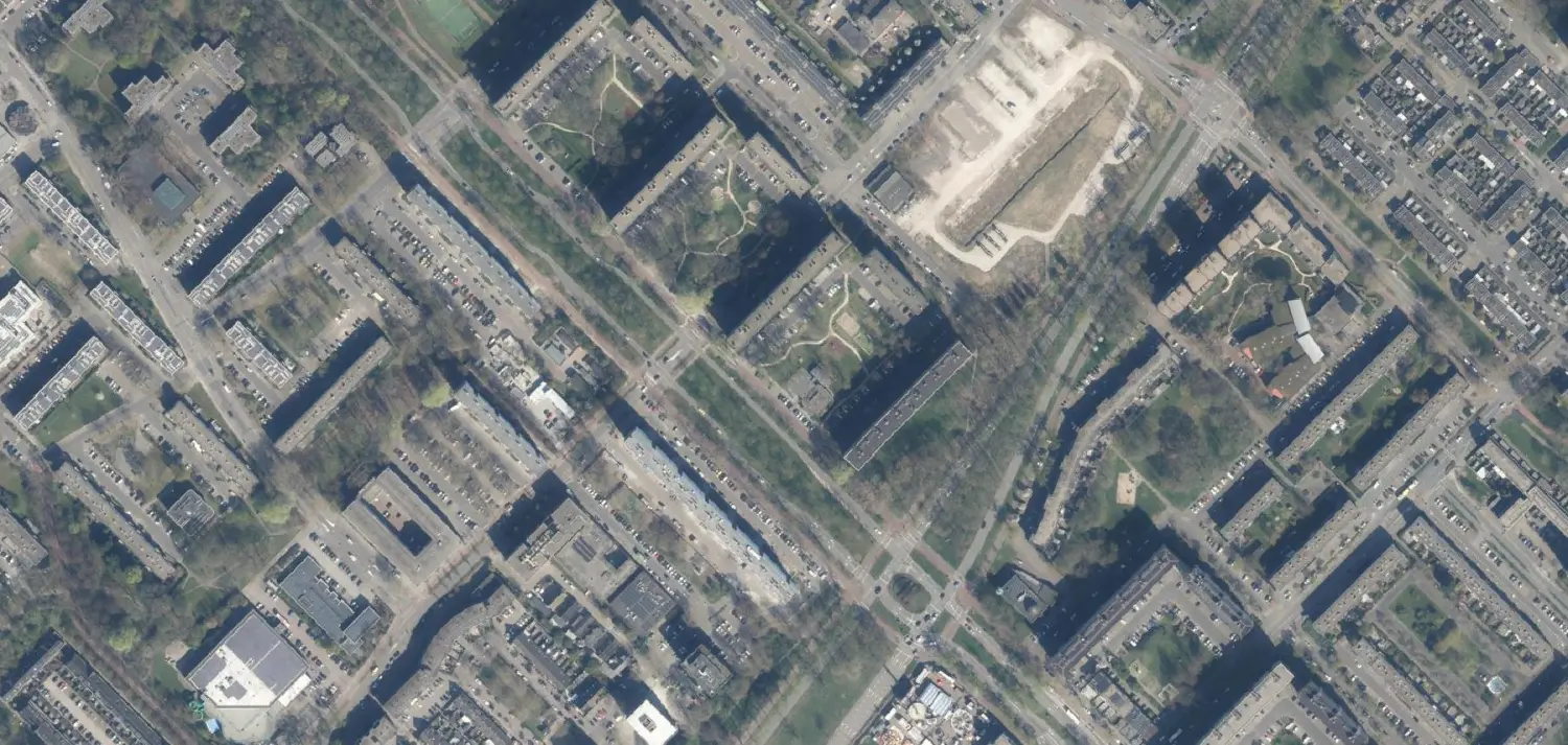 Luchtfoto van Overvecht, de stroken portiekflats met groen en parkeerhoven ertussen, werkgebied van Brouwers Elektrotechniek