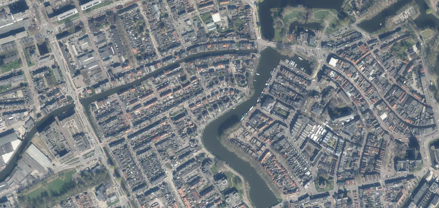 Luchtfoto van Woerden, de historische kern met de gracht, werkgebied van Brouwers Elektrotechniek