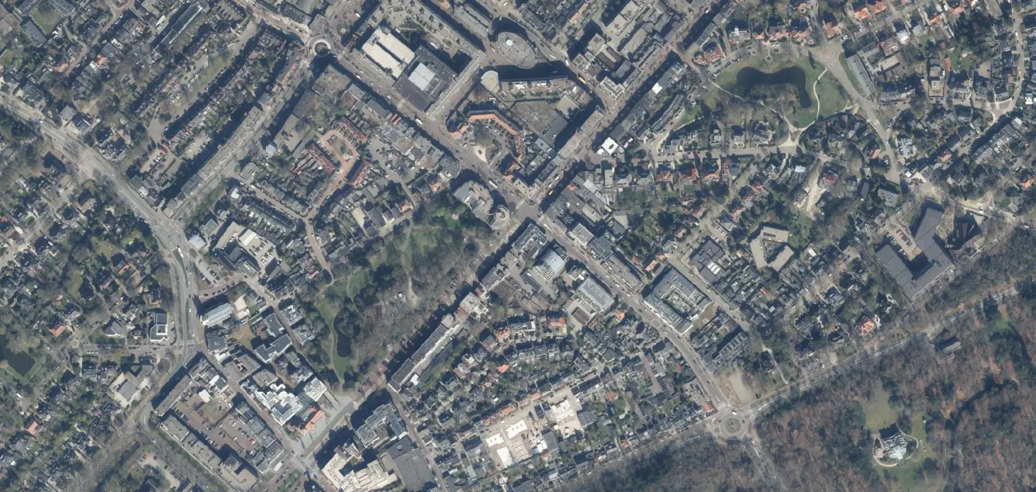 Luchtfoto van Zeist, de Slotlaan en de bosrand, werkgebied van Brouwers Elektrotechniek